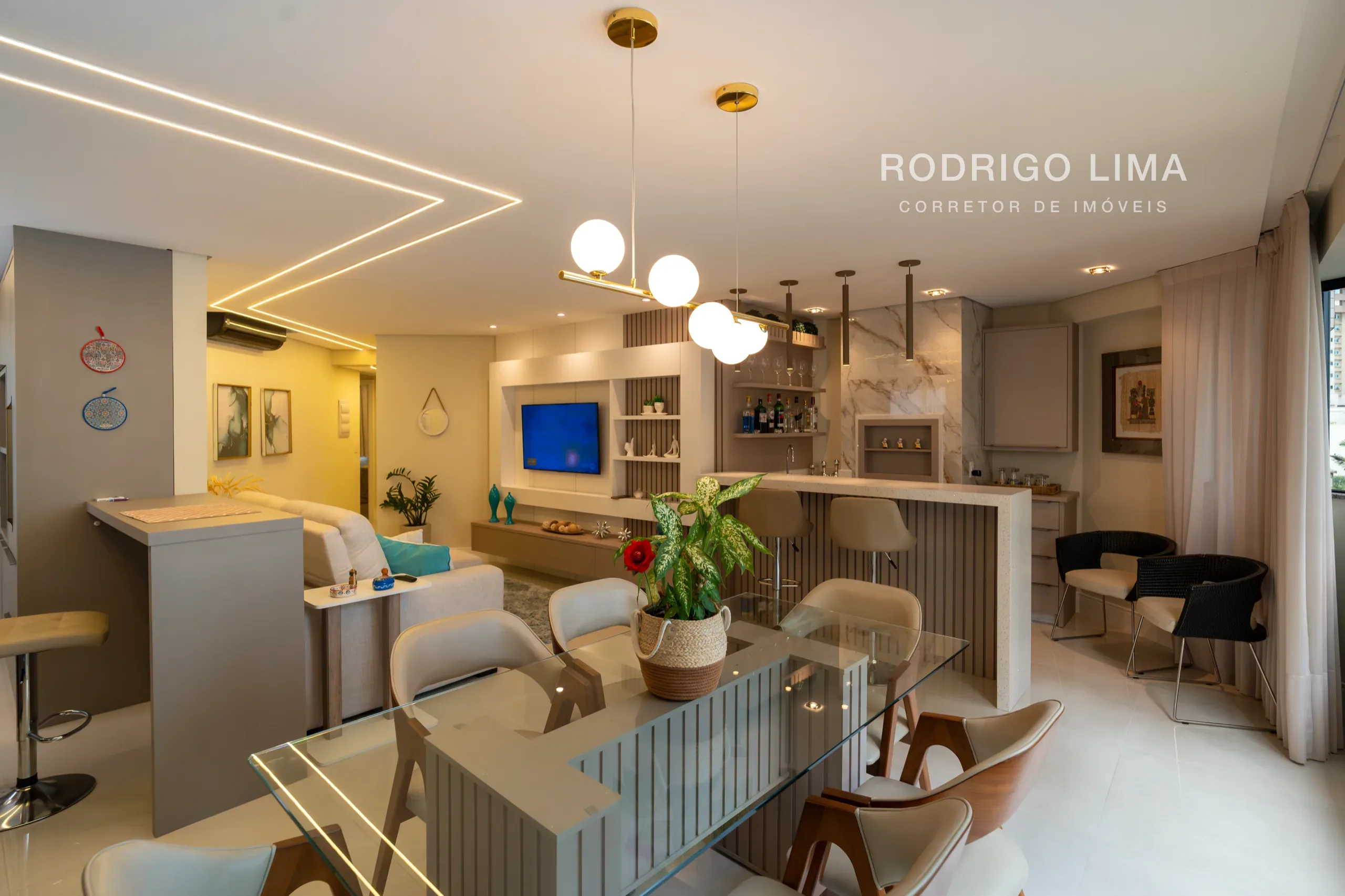 Baía Azul 401: Apartamento quadra mar reformado, com 3 dormitórios e 117 m², na entrada da Barra Sul